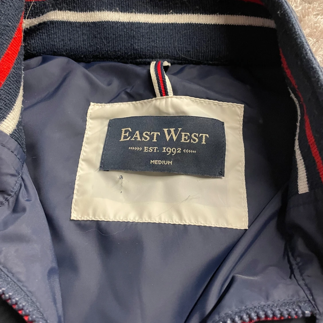 Mörkblå bomberjacka från East West - 2