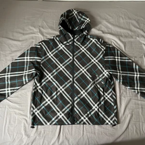 Burberry Reversible jacka - Säljer en svart och blå vindjacka från Burberry. Då man kan använda båda sidorna. Storlek S men oversize. Skriv för fler bilder osv…