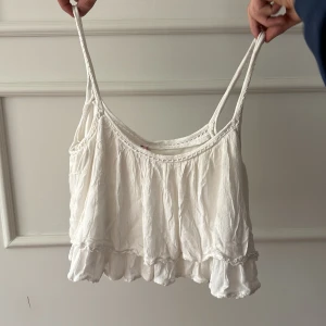 Vit volanglinne perfekt för sommaren  - Vit volanglinne topp perfekt för sommaren 