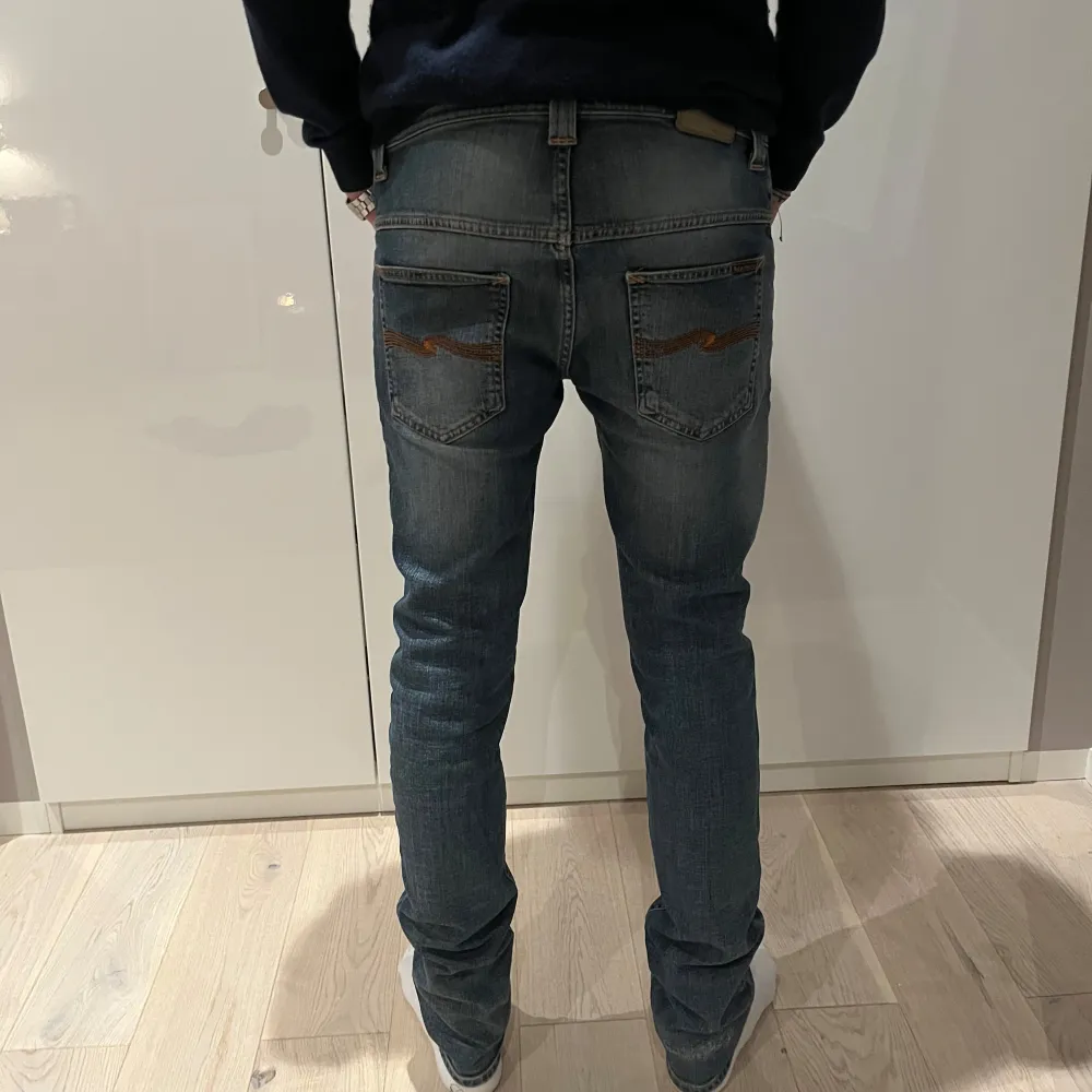 Säljer dessa snygga och eftertraktade jeans från märket Nudie!| Storlek: W29 L34 | Modell: Thin Finn | Skick: 8/10 (Lagad slitning i skrevet, syns på 2:a bilden) | Nypris: 1600kr . Farkut & Housut.