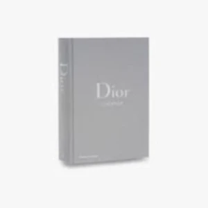 Dior Catwalk bok - Säljer en stilren grå bok med titeln 'Dior Catwalk' i hårdpärm. Perfekt för modeintresserade och som snygg inredningsdetalj på soffbordet. Boken har tydlig vit text på omslaget och ryggen. Coffeetablebok!