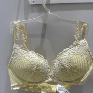Ljusgul Intimissimi bh - Push up bh från Intimissimi i en jätte gullig ljusgul färg, den är helt ny aldrig använd prislappen är tom kvar. Färgen är väldigt unik då den inte säljs i Sverige . Storleken är 80B