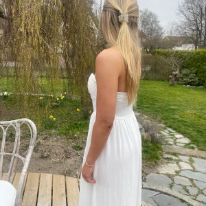 Vit balklänning  - Säljer denna jättefina vita balklänning med spets upptill!! Perfekt för sommarens speciella tillfällen och bal. Använd enstaka gånger!! Skriv om du har fler frågor💕