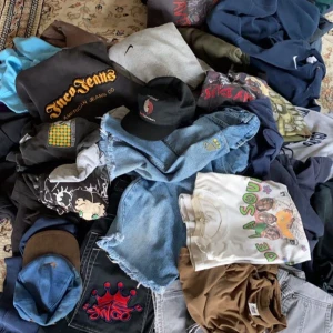 MYSTERY BOX TIME - Letar du efter unika outfits utan att spräcka plånboken? Jag har satt ihop mystery boxes fyllda med både vintage och nya plagg , perfekt för dig som älskar att bli överraskad!!!  MINI  MYSTERY BOX – 250 kr 	•	2 toppar 	•	1 underdel 	•	1 accessoar ( skor, väska, smycken med mer)  maxi mystery box – 450 kr 	•	3 toppar 	•	2 underdelar 	•	1 accessoar   Skicka gärna inspo bilder, storlekar och frågor!!!  🍬köp inte dirket! Meddela för intresse  OBS❗️❗️: första två bilder är lånade