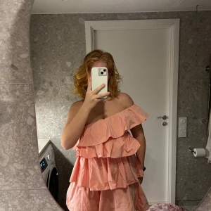 Rosa volangklänning från Zara Cannes Edition - Säljer en limited edition klänning från Zara Cannes Edition i en ljusrosa nyans 💓 Köpt via Sellpy, aldrig använd av mig! Lappen är fortfarande kvar 