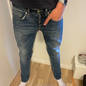 Dondup George  - Säljer dessa sjukt feta dondup George jeans i storlek 32 men passar 30. Skick är 9/10 då det finns en lagning i skrevet som man inte ser vid användning🙌