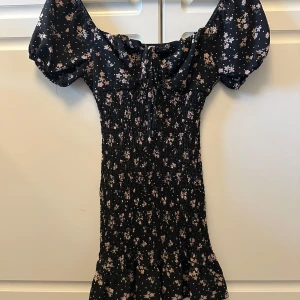 Söt klänning  - Säljer en jätte fin klänning då jag aldrig har använt den💞