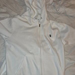 Vit hoodie från Ralph Lauren - Tar minst 400 kr vit zip hoodie från Ralph Lauren Perfekt för en clean och stilren look. Storlek medium. Nypris 2000, mitt pris 500. 