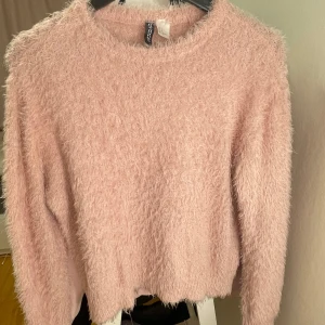 Ljusrosa fluffig tröja😍 - Supermjuk och fluffig ljusrosa😍 Tröjan har rund halsringning och långa ärmar🥰använd fåtals gånger!