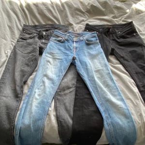 Nudie ”bulk” (3 par) - 3 par feta nudie jeans där de blåa och svarta paret är bra förutom de gråa. De har ett litet hål under byxorna (hör av dig vid frågor eller vid fler bilder). Dessa 3 par är riktigt feta och allihop har en riktigt skön passform! Pris kan diskuteras vid snabb och smidig affär!
