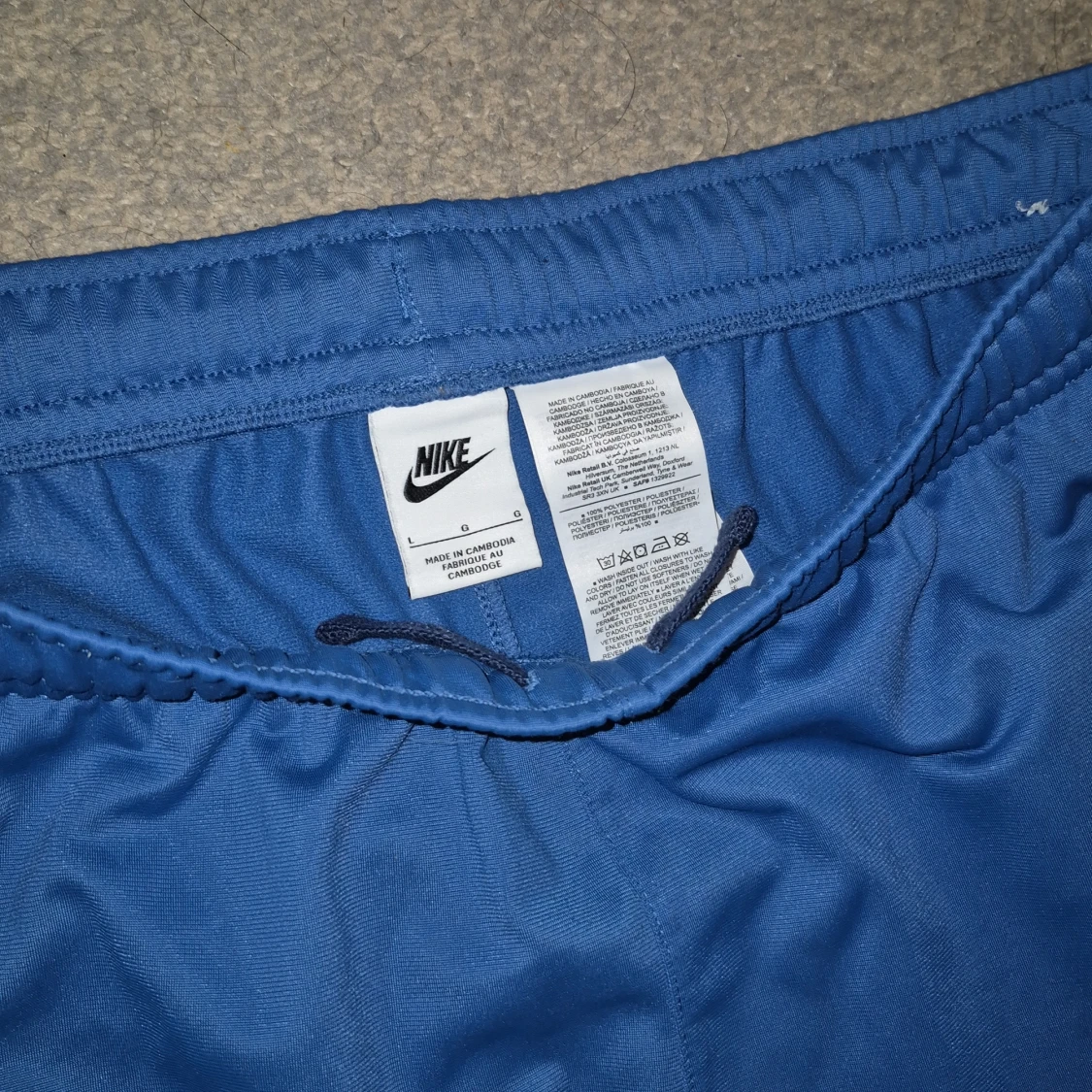 Blå träningsbyxor från Nike. Storlek L har änvänd den 3 gånge barar - 4