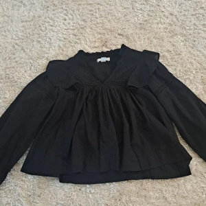 Svart blus - En fin svart blus som bara är använd några gånger. Väldigt fin till alla årstider. Inte använd många ggr och därför bra skick.