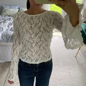 Vit spets topp  - Helt oanvänd långärmad spets topp med fina detaljer 🤍 Köpt på Asos för 349kr, säljer för 150kr