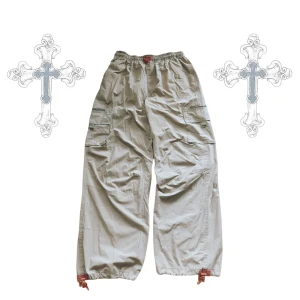 Baggy 90s Cargo Byxor - Svincoola baggy cargos som passar XS - S, i bra skick ✅️ Skicka gärna bud, och hojta för frågor såklart 🤝