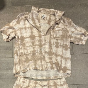 Piké och shorts set  - Säljer ett somrigt piké och shorts set från HM, i strl L. Båda har en relaxed fit och ett snyggt mönster passande till utomlands resor eller hemma på sommaren. Kan köpas i set eller separat.