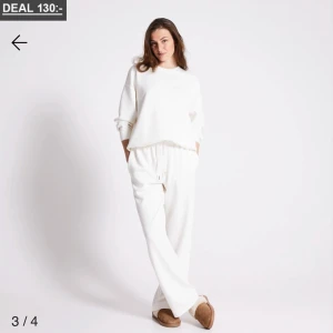 Vita mjukisbyxor med dragsko - Säljer ett par vita mjukisbyxor med bred passform och dragsko i midjan. Byxorna har raka ben och sidofickor, perfekta för en avslappnad stil.💝