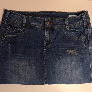 Jeanskjol med låg midja  - Jättefin, bra skick!