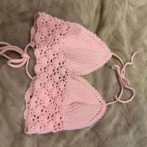 Rosa egenvirkad  topp med snörning - Söt ljusrosa egenvirkad topp med halterneck och snörning i ryggen. Banden är justerbara så passar flera storlekar! Passar perfekt för sommaren