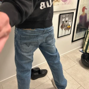 Ljusblå Diesel Larkee jeans - Säljer ett par ljusblå Diesel Larkee jeans . As fet tvätt och snygga fickor.  Rak passform och normal midja, perfekt för en avslappnad stil. Ikonisk Diesel-lapp bak i midjan.