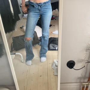Snygga jeans - Super snygga jeans som tyvärr aldrig används. Om man vill ha dom lågmidjade går de vika ner eller sy ner dom, men jag har ingen sy maskin så har tyvärr inte kunnat göra det! Slitna längst ner som man ser på sista bilden men annars jättefint skick!💗