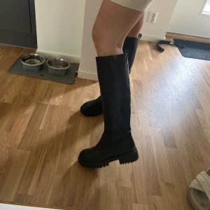 Höga boots  - Superfina höga boots från NA-KD. Storlek 39, använda 2 gånger. 