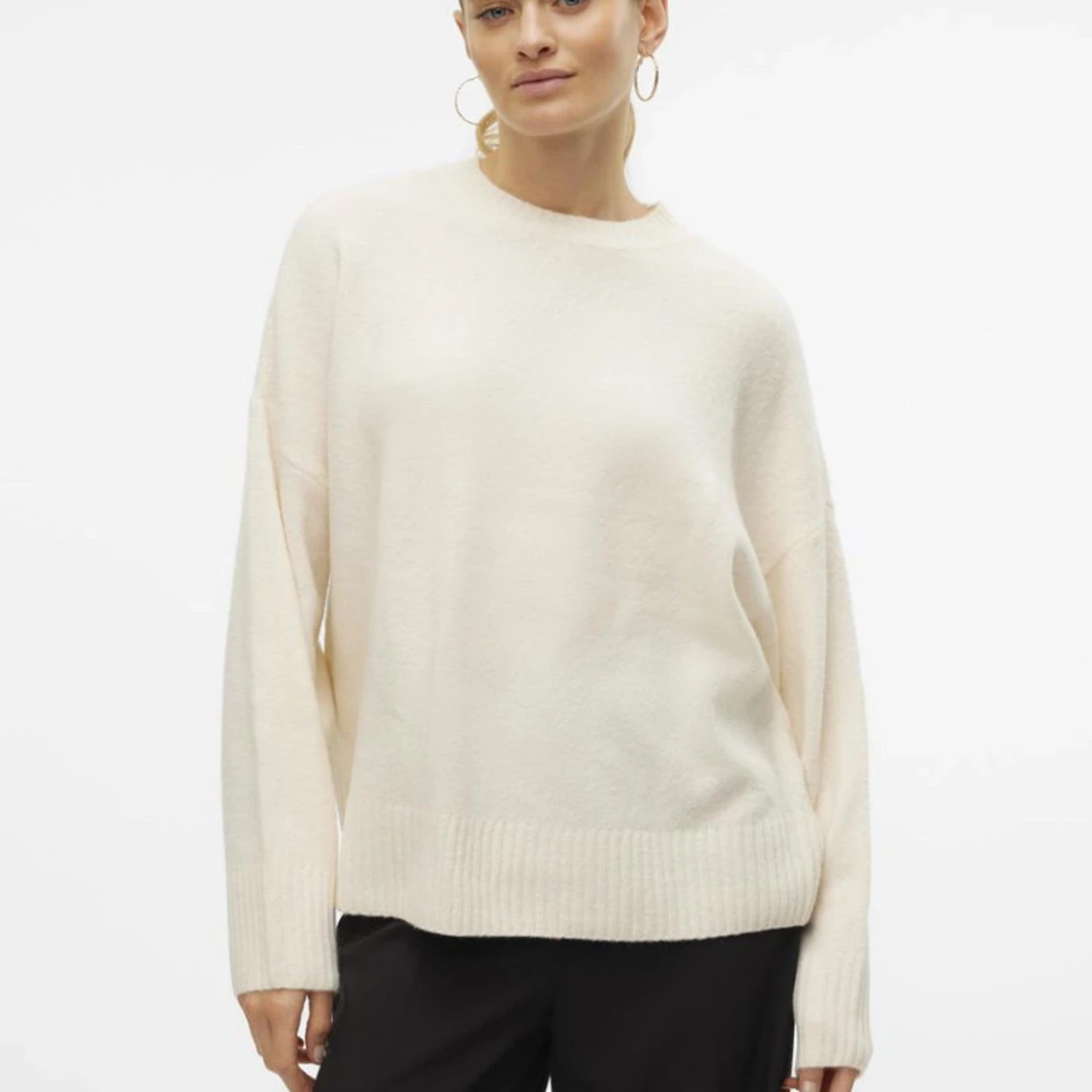 Vit stickad tröja med rund hals