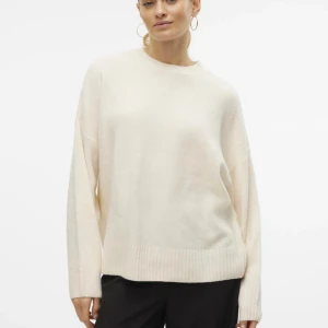 Vit stickad tröja med rund hals - Säljer en mjuk och vit stickad tröja med rund hals och långa ärmar. Tröjan har ribbade muddar vid ärmslut och nederkant, perfekt för en avslappnad och stilren look. Har blivit lite nopprig, därav priset. 🤍