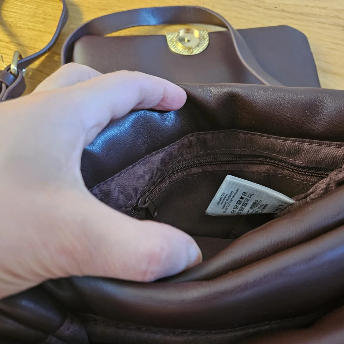 Mörkbrun axelväska med gulddetalj - 3