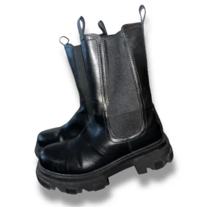 Svarta chelsea boots med grov sula - Perfekta kängor nu till våren🌸 Supersnygga men kommer dessvärre inte till användning  då jag har fler liknade. Endast använda enstaka tillfällen, sedan har de bara stått i klädkammaren.  Kängorna söker nu en ny ägare som kan rocka dem 😎  Djur - och rökfritt hem.  Pm vid intresse. Tar endast emot Swish. 