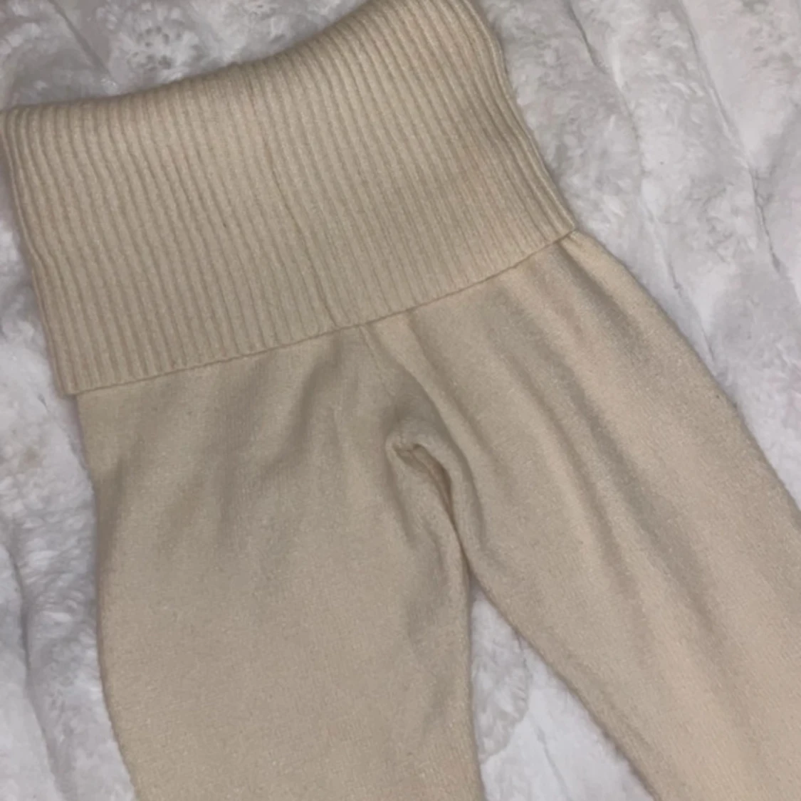 Beige stickade byxor med bred ribbad midja