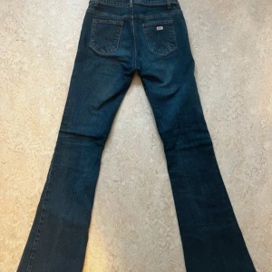 Mörkblå bootcut jeans från Miss Sixty - Säljer ett par mörkblå jeans från Miss Sixty med klassisk bootcut-modell. De är lågmidjade och är i perfekt skick💗