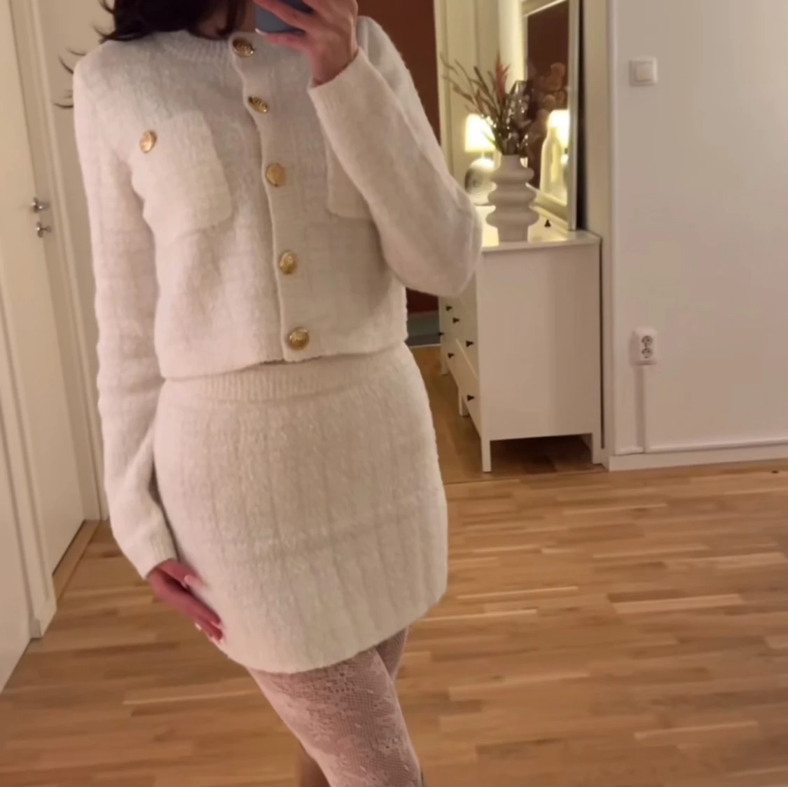 Vit stickad set med guldknappar - 2