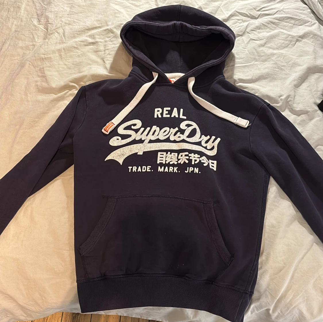 Mörkblå hoodie från Superdry