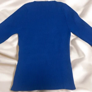 Blå ribbad tröja  - Säljer en superfin blå tröja i storlek M. Den är helt oanvänd och i nyskick, köpt för 450 kr men säljs nu för endast 199 kr! Passar även dig med storlek S
