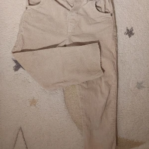 Barn byxor ZARA - Ett par fina, beiga jeansliknande byxor för barn (pojkar) 2-3 år gamla. Pris går förstås att sänka om det behövs 🥰