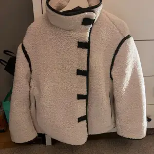 Säljer en fluffig vit teddyjacka från hm.