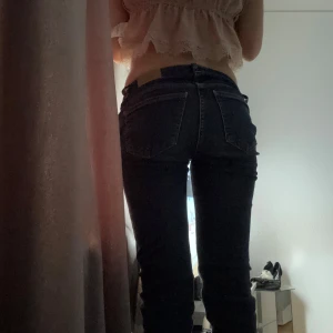 Mörkblå jeansbyxor med normal passform - Säljer ett par klassiska mörkblå jeansbyxor med normal passform och raka ben. Byxorna har fem fickor och stängs med knapp och dragkedja. Perfekta till många olika outfits!