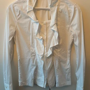 Blus med volang - Unik blus/skjorta med volang och fyrkantig ringning