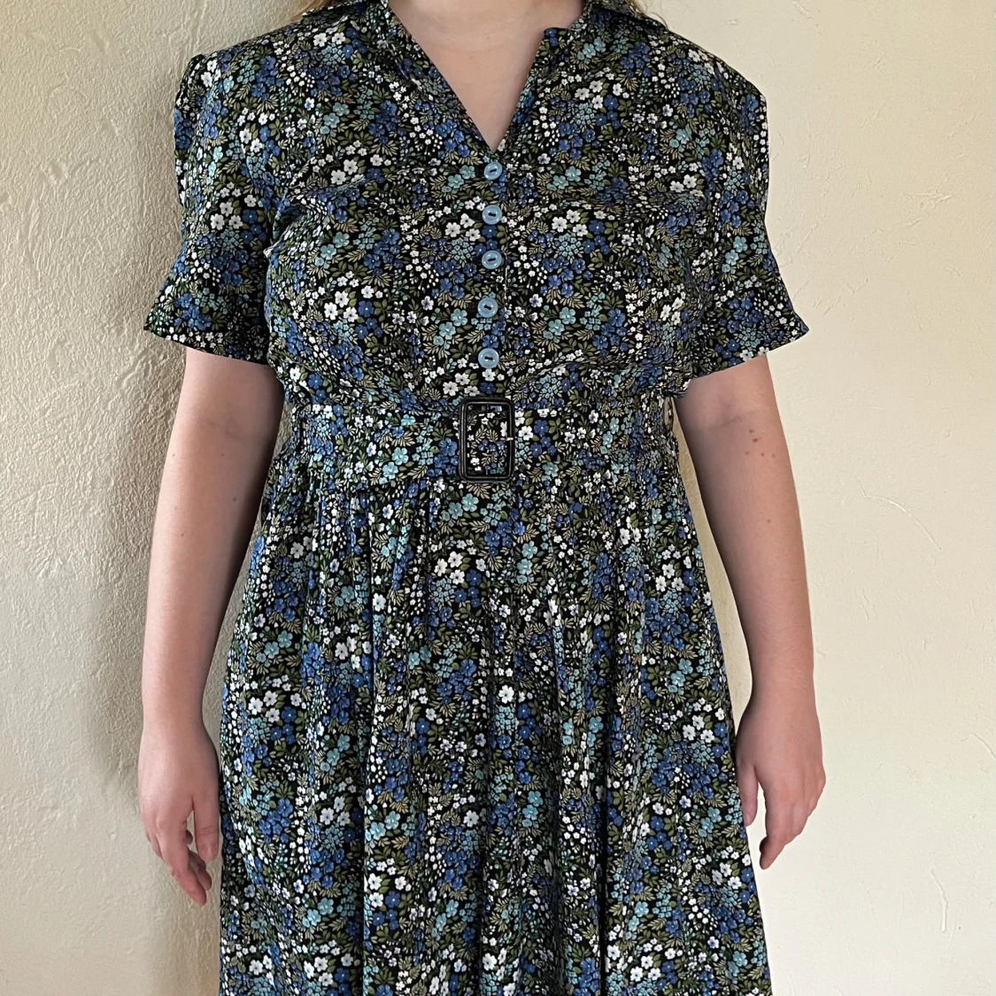 Vintage blommig klänning med bälte och knappar