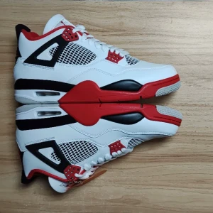 Jordan 4 fire red 45  - Jordan 4 fire red storlek 45 helt nya med box.