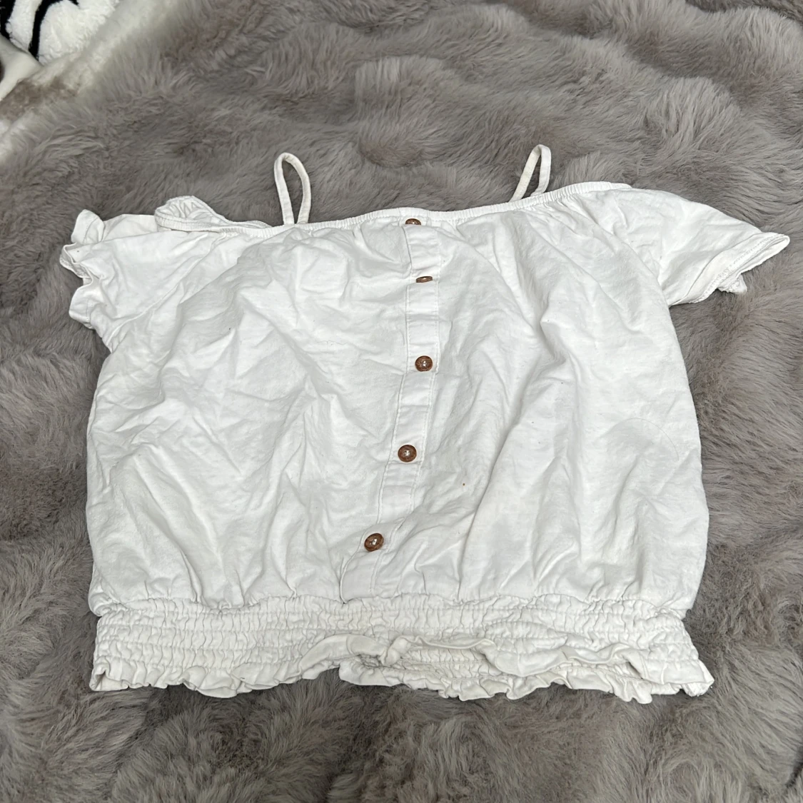 Vit offshoulder topp med knappar