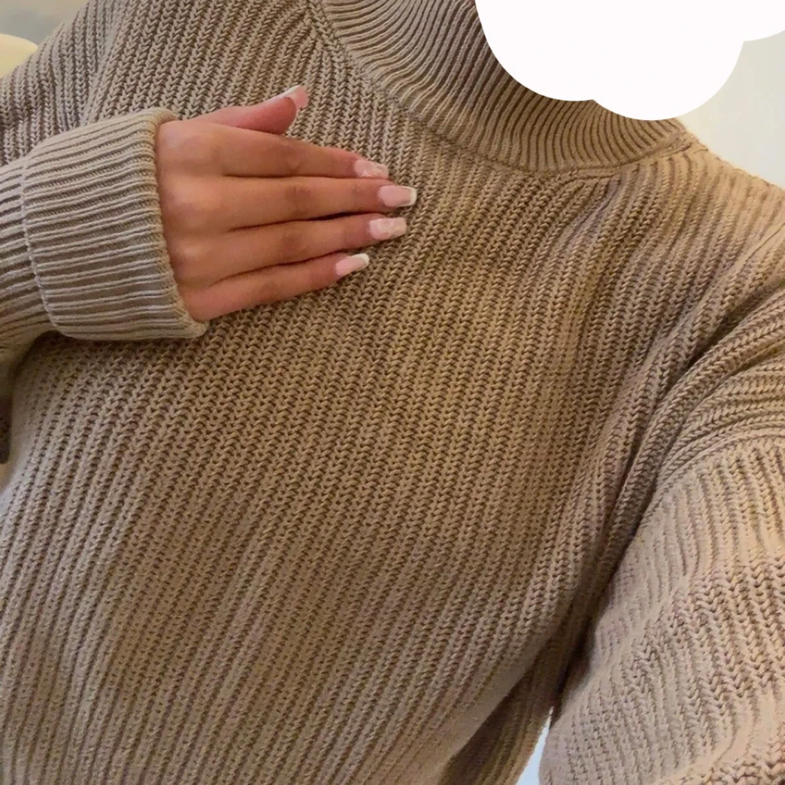 Beige stickad polotröja