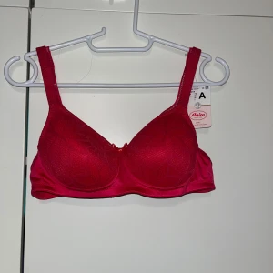 Rintaliivit - Ihanat punertavat rintaliivit. Jääneet käyttämättä. Koko 70A. Kissatalous MMM, lisätietoja saa kysymällä Katsothan myös muut ilmoitukseni Mikäli hinta ei miellytä tarjoa rohkeasti. 