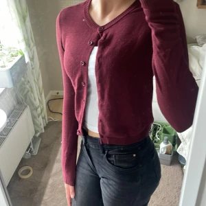 Vinröd kofta från 157 - Säljer en vinröd kofta från lager 157 i storlek S. Koftan har långa ärmar, rund halsringning och knäppning framtill med matchande knappar. Perfekt att slänga över en topp eller t-shirt. Mjuk och skön bomullskänsla. Har använt 3 gånger, pris kan diskuteras💕💕