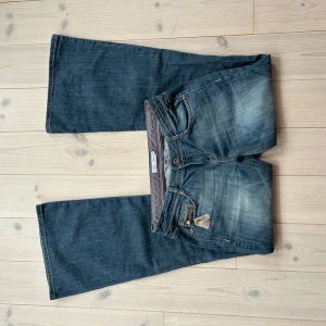 Bootcut jeans  - Bootcutjeans från Cache cache, midjemåttet är 42 cm, innerbenslängd en är 84 cm och det är 20 cm från grenen till kanten på framsidan 💙💞 Mycket bra skick då de knappt är använda, köpta second hand i Frankrike❤️