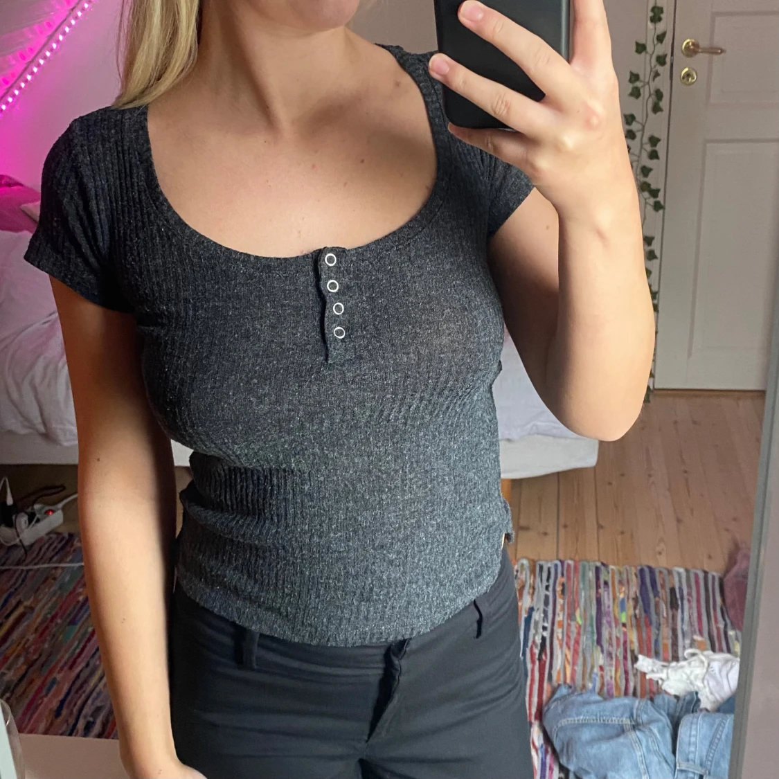 grå t-shirt med knappar från bik bok