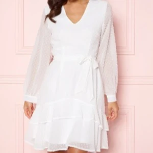 Vit klänning - Supersöt vit klänning från Bubbelroom! Den har lappen kvar och är aldrig använd. Säljer för 250kr men pris kan diskuteras! Perfekt klänning för student eller skolavslutning🥰 Bara att skriva om du har frågor eller vill ha fler bilder!💫