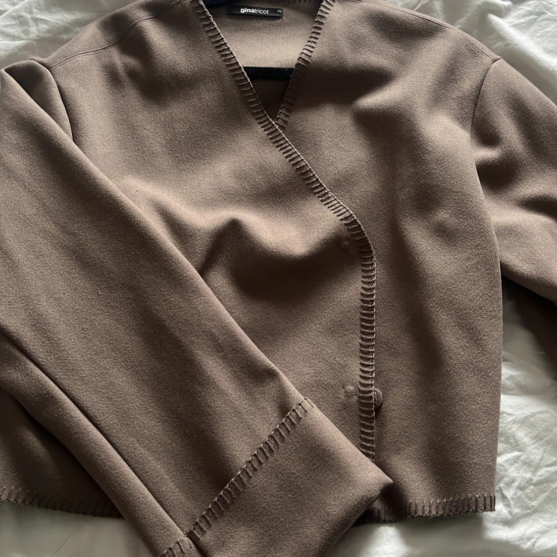 Brun/beige omlottjacka från Ginatricot