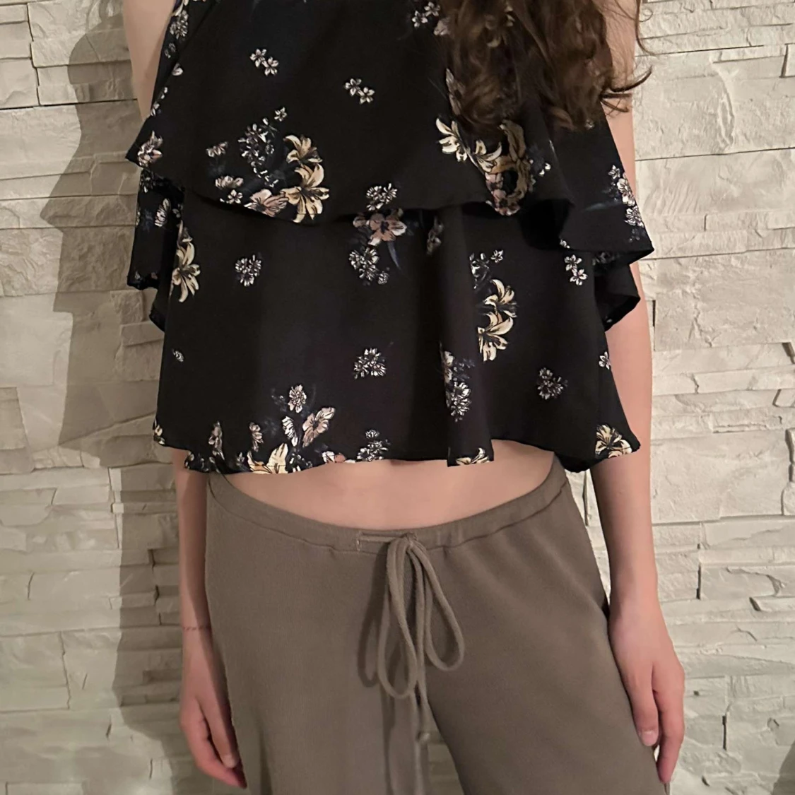 Svart blommig volangtopp med tunna axelband