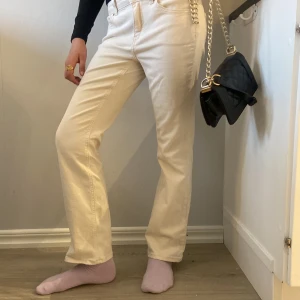 Vita jeansbyxor från ONLY - Säljer ett par vita jeansbyxor från ONLY med klassisk femficksdesign och raka ben. Byxorna har normal passform och är tillverkade i ett mjukt bomullsmaterial. Perfekta för dig som gillar en stilren och enkel look.